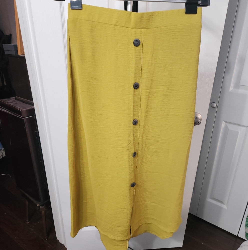 Size S Polyester mustard brown button Pull on skirt.